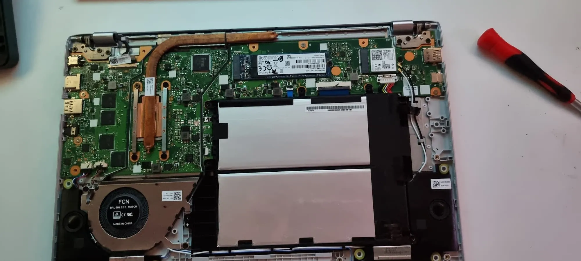 Technicus voert laptopreparatie uit